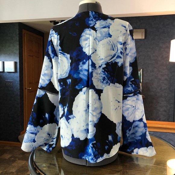 CALVIN KLEIN BLUE FLORAL TOP ~ NWOT ~ - Picture 4 of 5